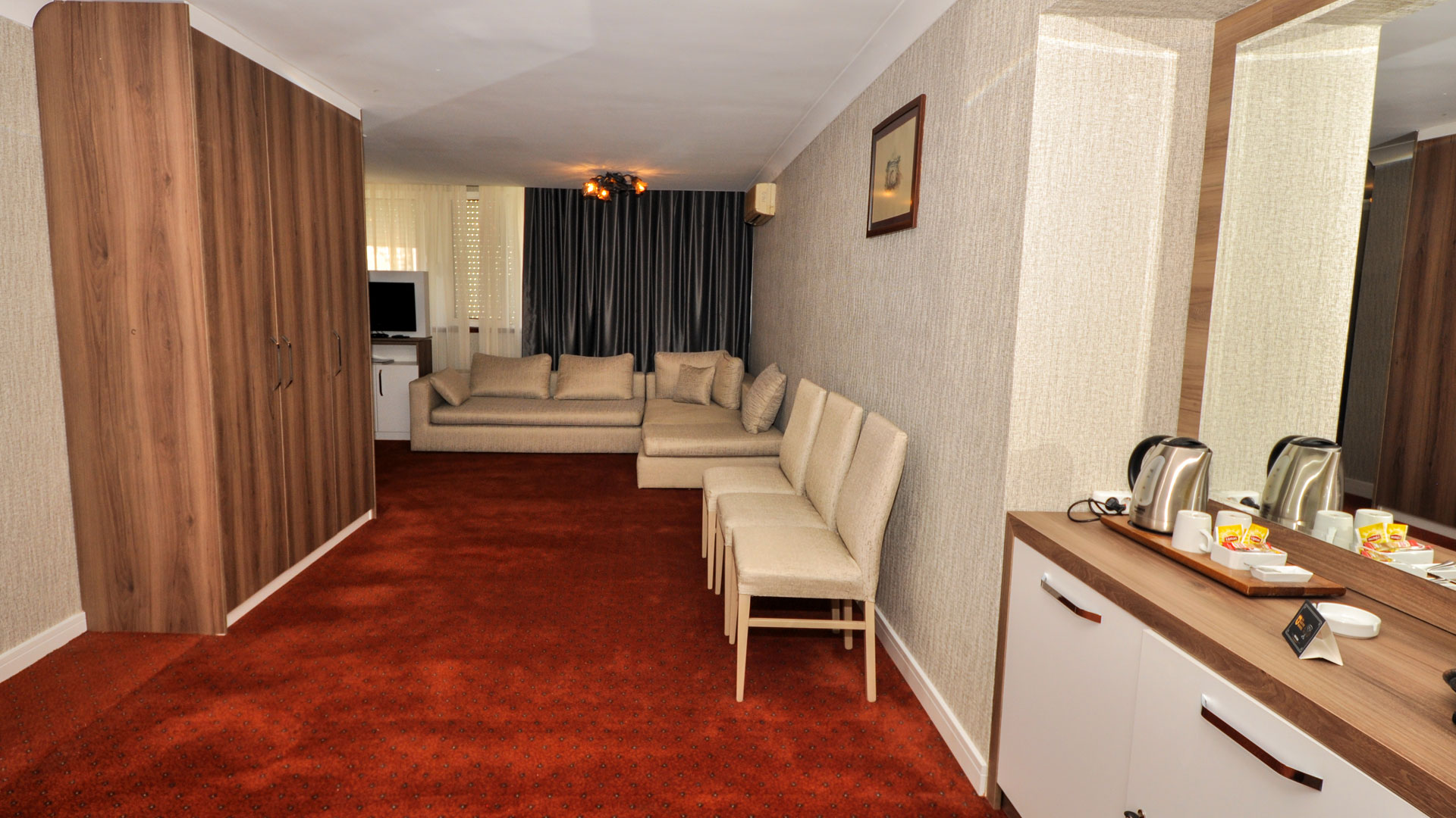 http://en.gurkenthotel.com/wp-content/uploads/executive-4.jpg