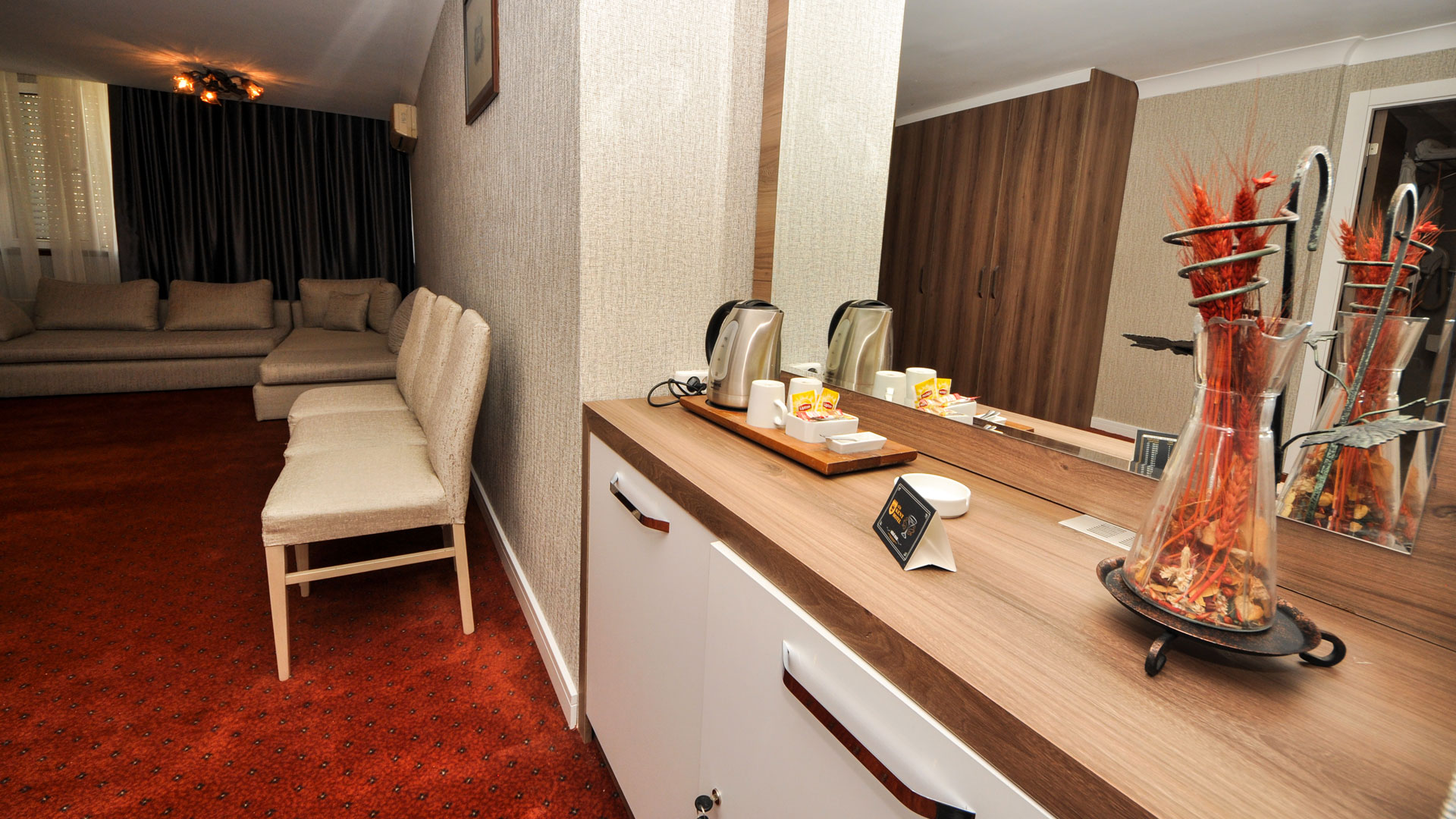 http://en.gurkenthotel.com/wp-content/uploads/executive-6.jpg